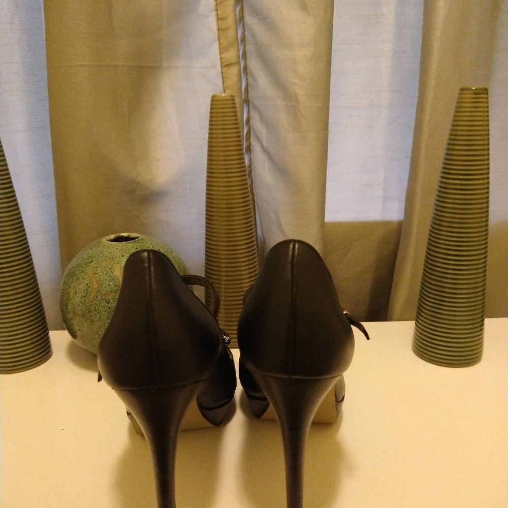Shoes - Picture 3 of 4